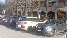 Parcheggio selvaggio a Ombriano: «Qui nessuno rispetta il disco orario» 