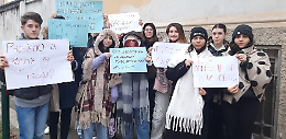 Nella aule si battono i denti: protesta con coperte e striscioni