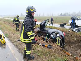 Scontro fra auto lungo la provinciale, due persone coinvolte