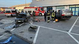 Perde il controllo dell'auto, si ribalta e urta un'altra macchina