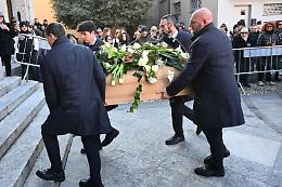 Ristoratrice morta, in mille in chiesa ai funerali di Giovanna Pedretti 