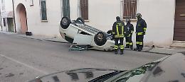 Un'auto si ribalta in paese