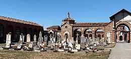 Il caro loculi accende lo scontro politico