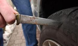 Gomme tagliate alle auto, ancora vandalismi in zona Castello