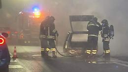 Auto in fiamme sulla Paullese, illeso l'automobilista