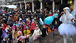 Carnevale, anche senza i carri le maschere invadono la città