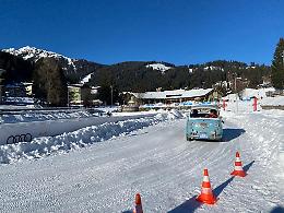Di 'traverso' sulle nevi con le auto storiche