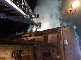 Incendio in un'abitazione, tre squadre dei vigili del fuoco al lavoro