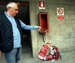 Altri estintori danneggiati : «Una bravata? No,  è reato»