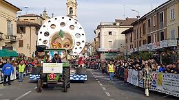 Carnevale Cremasco, la prima sfilata con i carri fa il pieno in centro
