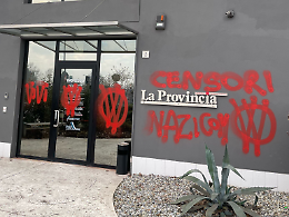 Incursione no-vax nella notte alla sede del giornale
