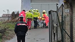 Schiacciato da un compressore mentre dipinge casa, 83enne via in eliambulanza