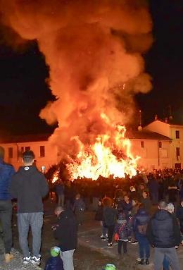 Il falò di carnevale si farà: il paese ‘sfida’ Milano