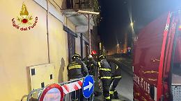 Si stacca un pezzo di balcone, intervengono i vigili del fuoco