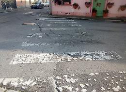 «Strisce pedonali in stato di abbandono»