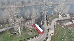 Ennesimo tir tenta il blocco sul ponte in chiatte