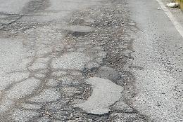 In via Quasimodo l’asfalto è un colabrodo