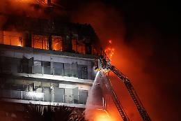 Incendio infernale a Valencia: il bilancio provvisorio è di 4 vittime e 20 dispersi