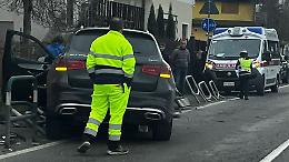 Suv esce di strada e finisce nella ciclabile, tragedia sfiorata