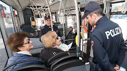Vandali sul bus, la rabbia degli autisti: «Ora anche le sassate»