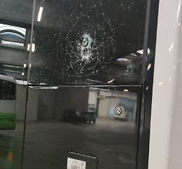 Sasso contro un bus della linea L: non c'è pace per autisti e passeggeri