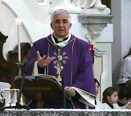 Messa e folla con il vescovo