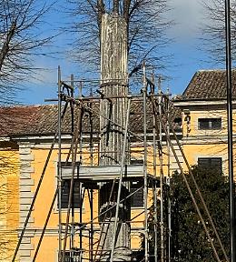 Ai giardini pubblici rimesse in piedi le vecchie colonne
