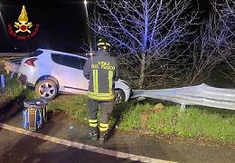 Perde il controllo dell'auto e va a sbattere contro il guardrail: 25enne ferito