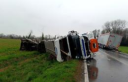 Due camion ribaltati sulla provinciale