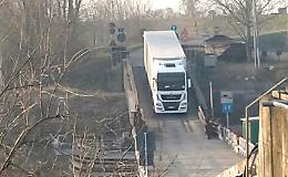 Tir indisciplinati sul ponte di barche: «Colpa del navigatore»