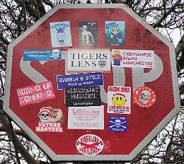 'Stop dei tifosi', cartello stradale ricoperto di adesivi