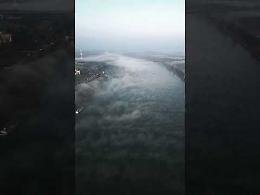 Nebbia solo sul corso d'acqua, le sponde del Po totalmente visibili