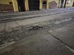 Buche e rabbia: «Le strade bombardate»