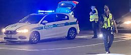 Fugge dai lampeggianti e la Polizia locale lo insegue, guidava con la patente revocata