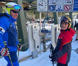 Mattia felice sulla neve tra i compagni di classe