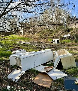 Frigo e lavatrici nella discarica abusiva