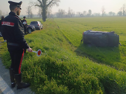 Perde il controllo dell'auto e si ribalta in un terreno agricolo, ferita 37enne