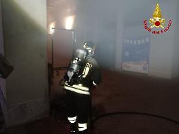 Incendio nel negozio Toys Center, si sospetta la matrice dolosa