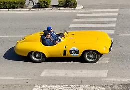 In corsa la Ferrari  ‘stella’ del cinema