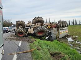 Autocisterna si ribalta, traffico in tilt