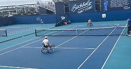 Sinner in carrozzina palleggia con Hewett, campione wheelchair