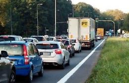 Tamponamento fra 3 auto: code sulla Paullese raddoppiata