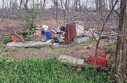 Discarica selvaggia, scempio lungo il sentiero per il Boschetto
