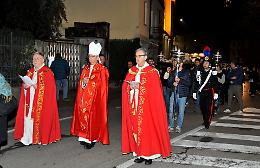 Il vescovo Gianotti guida la Via Crucis nel cuore di Crema