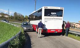 Auto s'incastra tra guardrail e pullman: traffico bloccato