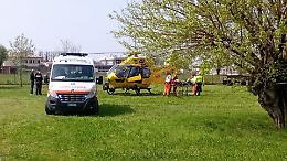 Cade da una scala durante un lavoro, 62enne all'ospedale
