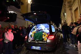 Carabinieri morti, il feretro di Ferraro portato sotto casa della nonna
