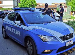 Poliziotto salva un bimbo di 2 anni dal soffocamento con la manovra di Heimlich 
