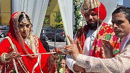 Matrimonio tradizionale indù, folla sgargiante in piazza