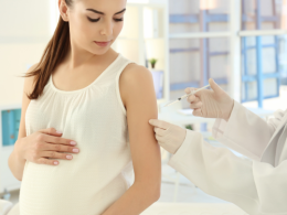 Vaccinarsi in gravidanza protegge mamma e bambino